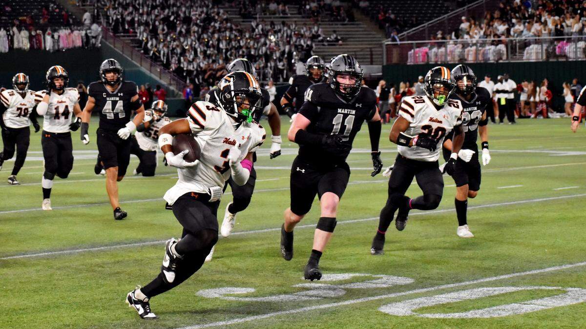 Haltom running back Keenan Jackson dashes his way to the end zone for a touchdown in the first quarter of a UIL football game at Choctaw Stadium on Friday, Oct. 18, 2024.