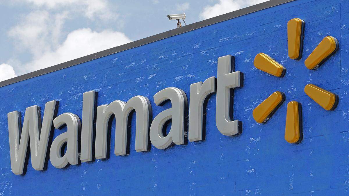 Walmart is launching a virtual fitting room feature that allows online shoppers to try on clothing in the mobile app.