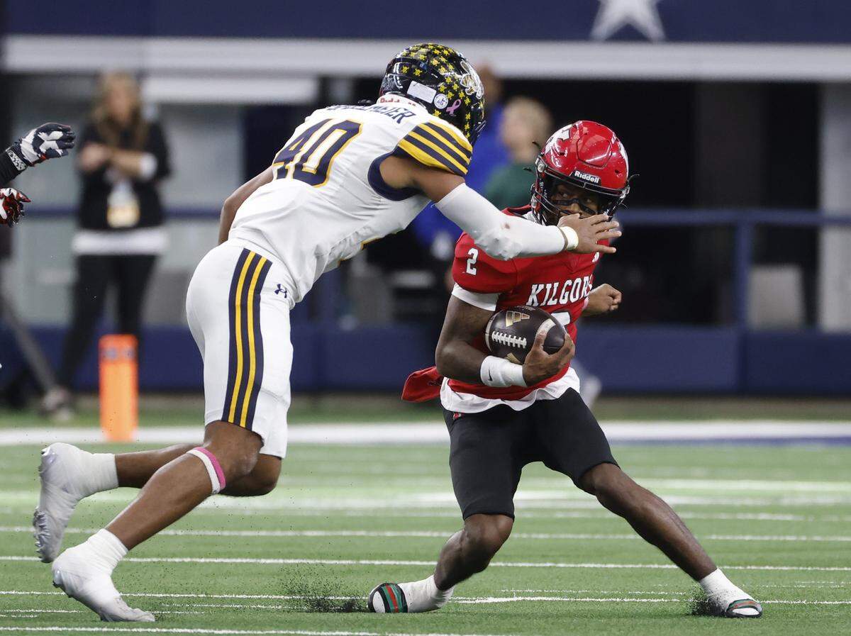 Stephenville linebacker CJ Spellmeier (40) stops Kilgore quarterback Kayson Brooks (2) after a short gain during the first half of the UIL Class 4A Division I championship game on Friday Dec. 19, 2025 at AT&T Stadium in Arlington, Texas.