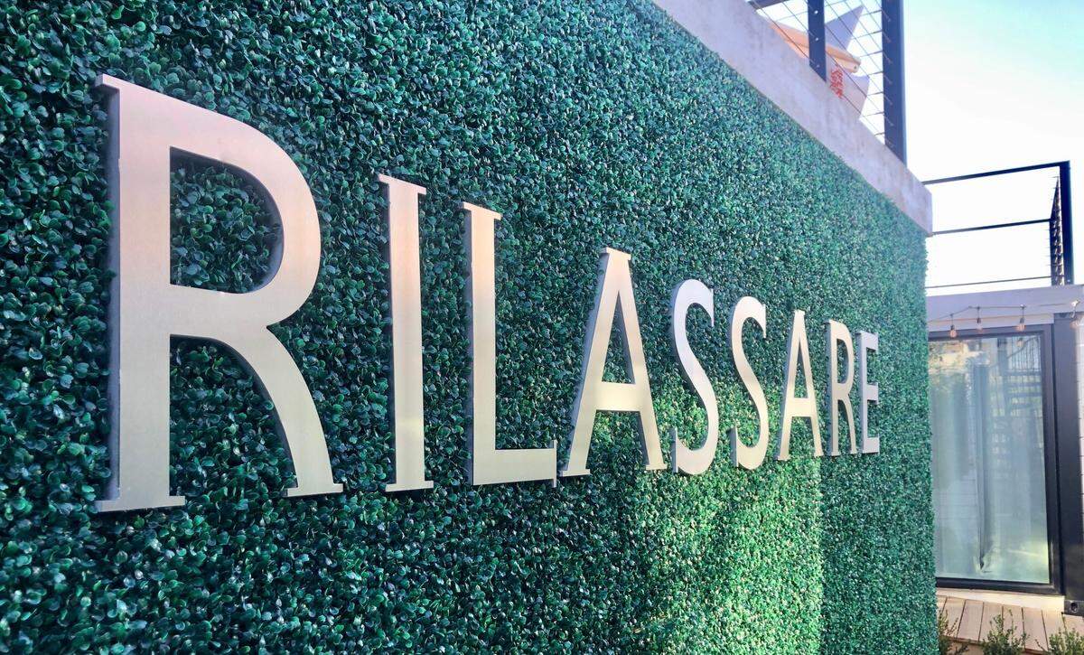 A wall outside Room 3 encourages guests to relax, in Italian.