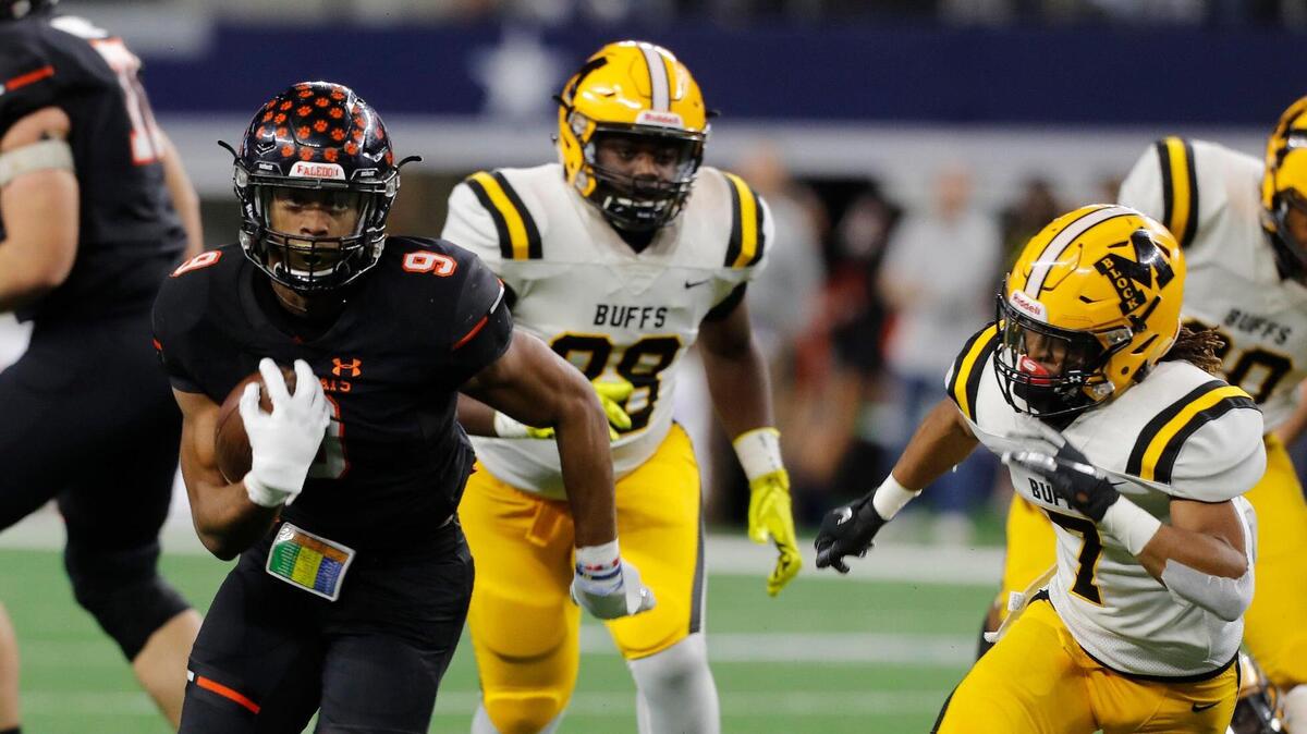 Aledo running back Jase McClellan (9) takes of on a run for the first touchdown in the first half of a Texas High School 5A Division II State Championship football game at AT&T Stadium, Arlington, Texas, Friday, Dec. 21, 2018. Aledo led 28-12 at the half. (Star-Telegram Bob Booth)