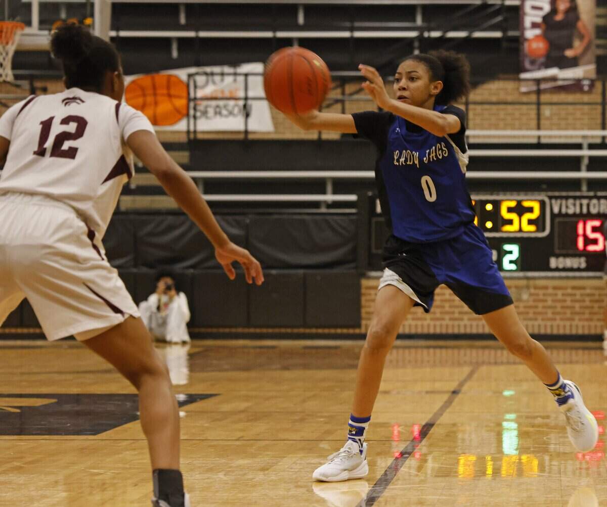Mansfield Summit guard Cashlyn Byars (0) passes the ball against Mansifeld Timberview during the first half of a UIL girls basketball game at Mansfield Timberview High School in Arlington, Texas, Tuesday Feb. 10, 2026.