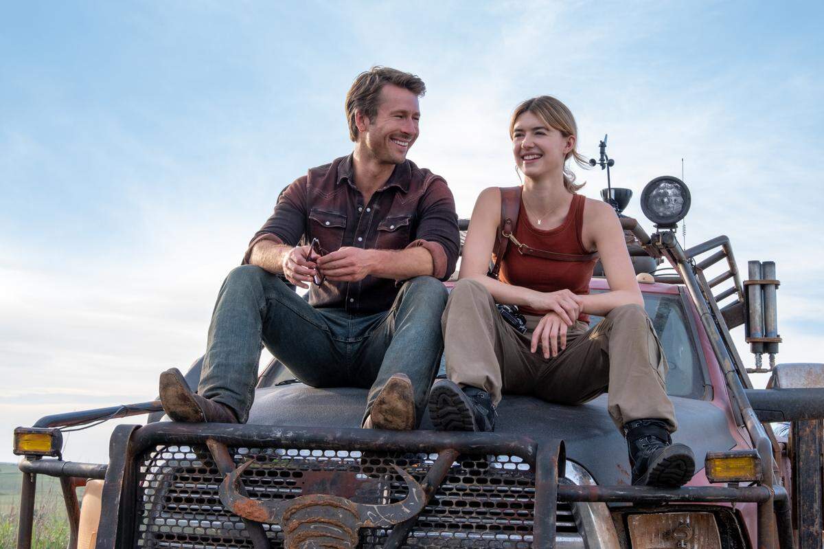 Tyler (Glen Powell) and Kate (Daisy Edgar-Jones) in “Twisters”, directed by Lee Isaac Chung.
