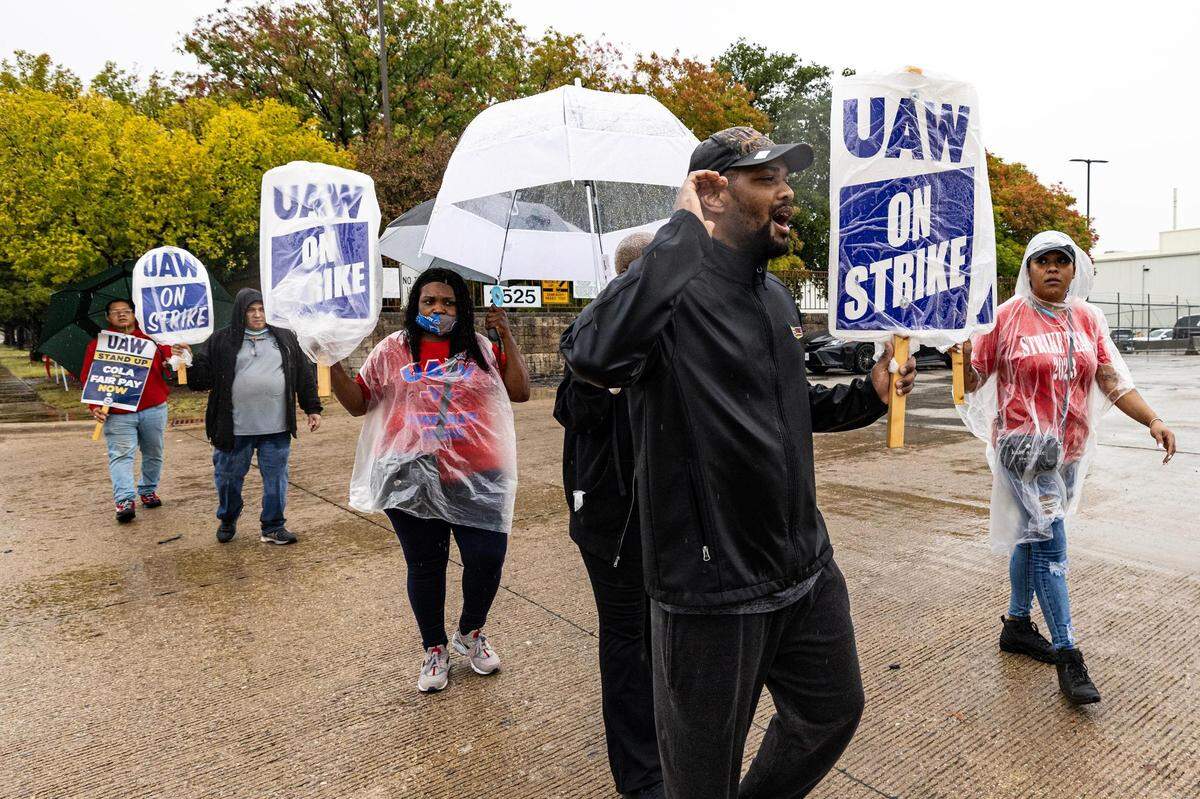 Workers at General Motors Arlington Assembly strike outside of the assembly plant in Arlington on Tuesday, Oct. 24, 2023. More than 5,000 workers in Arlington walked off the job Tuesday morning after the United Auto Workers union called for the plant to join its strike.