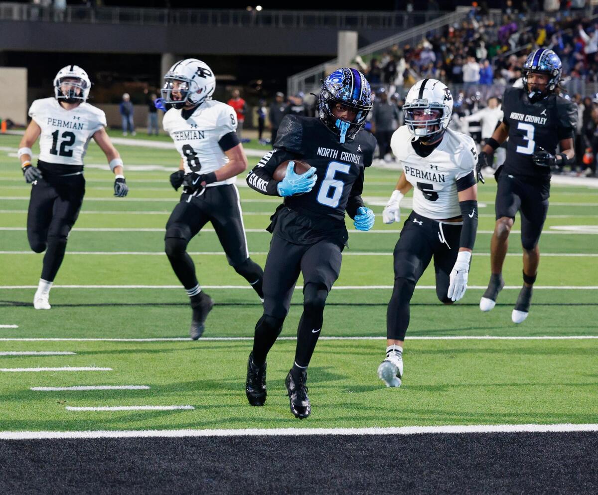 North Crowley wide receiver Quentin Gibson (6) goes in for the Panthers third touchdown of the first quarter during a UIL Class 6A D1 Area Round football playoff football game at Crowley ISD Multi-Purpose Stadium in Fort Worth, Texas, Friday, Nov. 22, 2024.