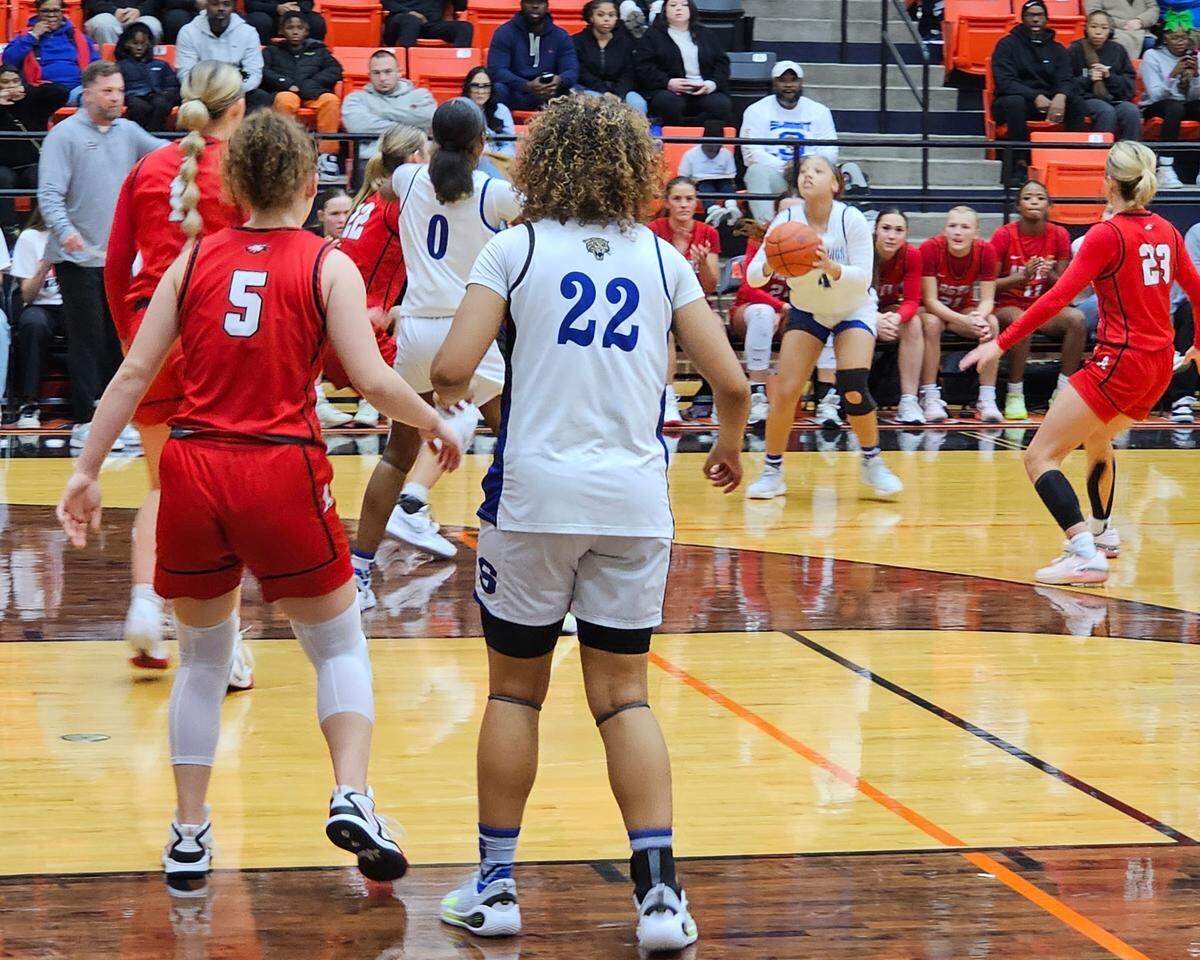 Mansfield Summit’s I’Yunna Warner (4) looks for a shot against Argyle in a Class 5A Division 2 area-round game on Thursday, February 13, 2025 at Aledo High School in Aledo, Texas.
