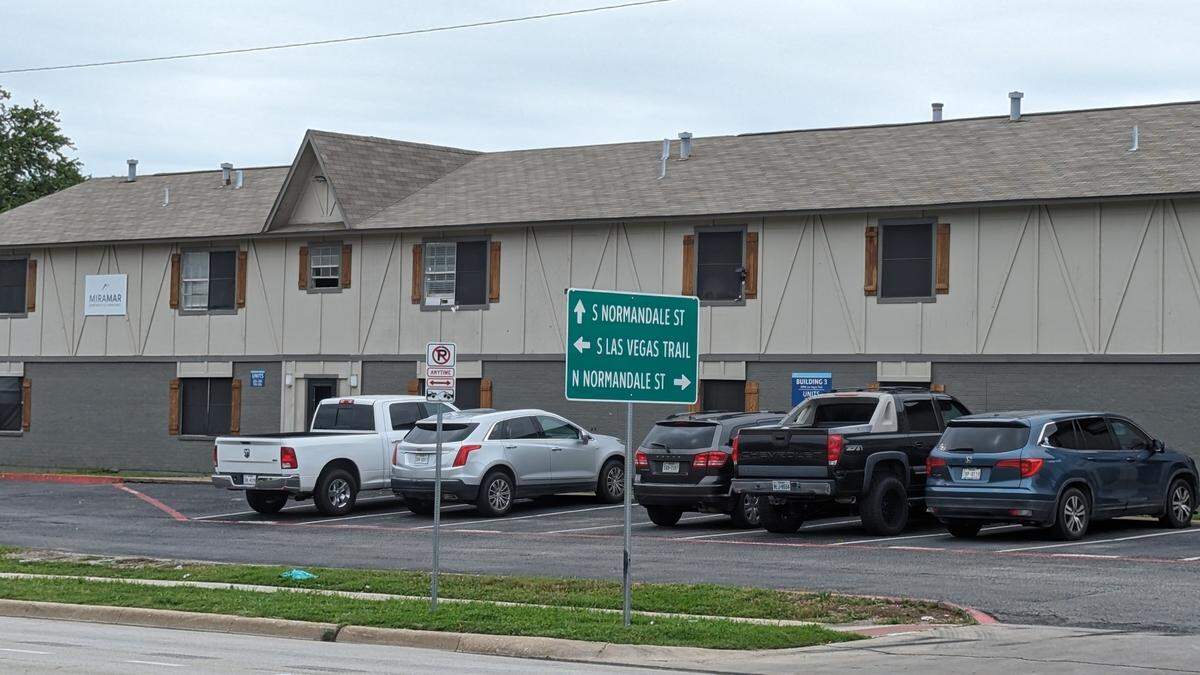 A street sign for Las Vegas Trail in front of an apartment complex