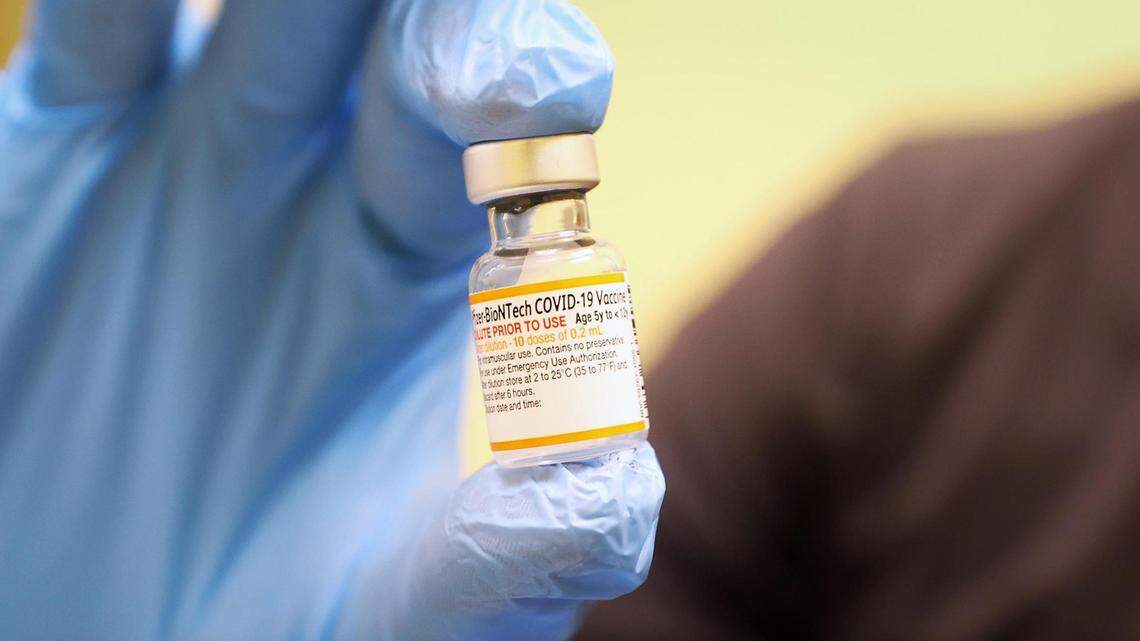 El enfermero Adrián Rodríguez sostiene un vial de la vacuna pediátrica contra el COVID-19 en esta foto de archivo de noviembre de 2021. Los legisladores de Texas están considerando actualmente múltiples proyectos de ley que restringirían los poderes de salud pública de las escuelas, ciudades y condados de Texas.