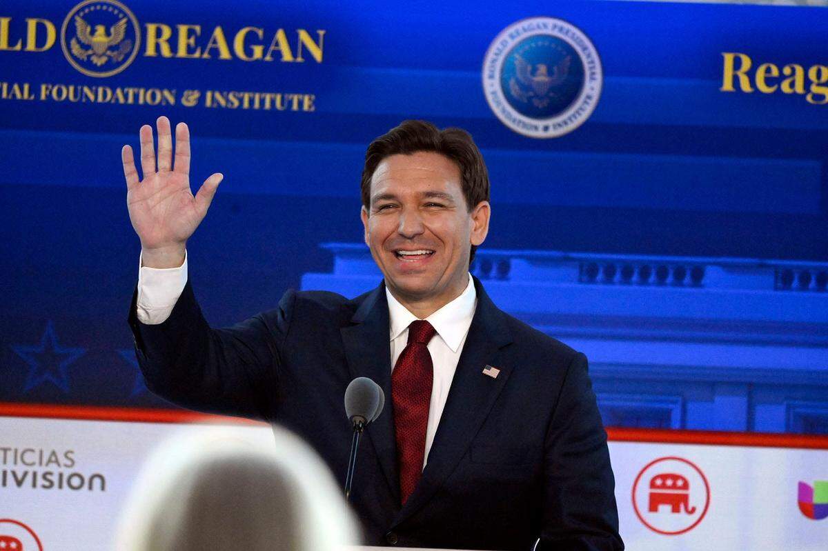El gobernador Ron DeSantis, se presenta en el escenario al inicio del debate de las primarias presidenciales republicanas de FOX Business en la Biblioteca y Museo Presidencial Ronald Reagan.