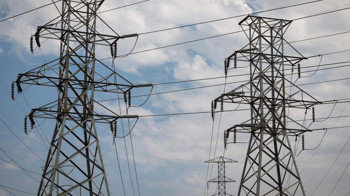 Power lines out of the Handley Generating Station along Rosedale Street in Fort Worth.
