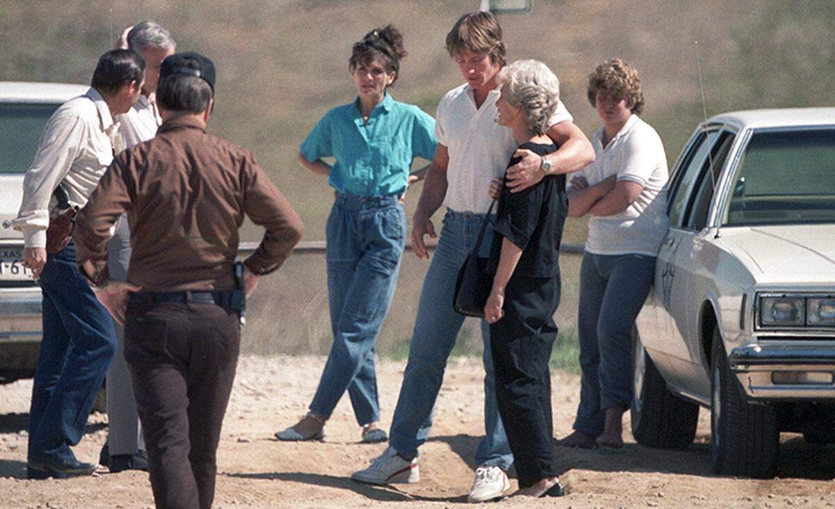 April 16, 1987: Wrestler Mike Von Erich’s body was discovered near Lake Lewisville after being reported missing by his family. Kevin Von Erich holds his mother, Doris Adkisson. At right is brother Chris Von Erich. [FWST photographer Ron Jenkins]