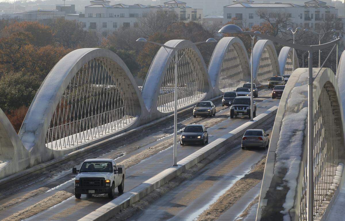 Traffic on the West Seventh Street bridge moves, but slush and a ridge of ice between lanes remains in the late afternoon as the area continues to thaw out from the winter storm, Tuesday, Dec. 10, 2013.