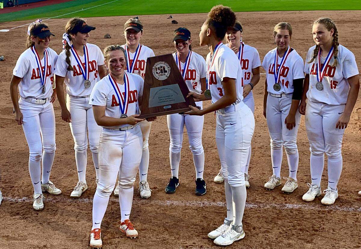 Aledo’s two seniors Morgan Brown (left) and Audrey Pearce with the 5A state runner-up trophy.