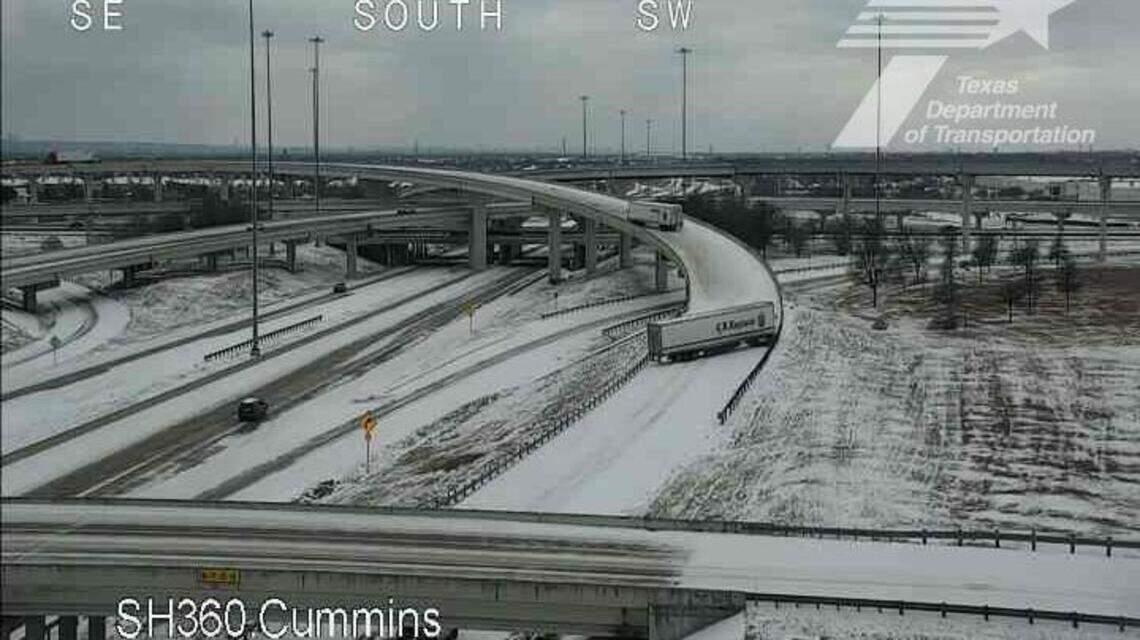 18-wheelers slide, get stuck on icy ramp to I-20 in south Arlington Sunday