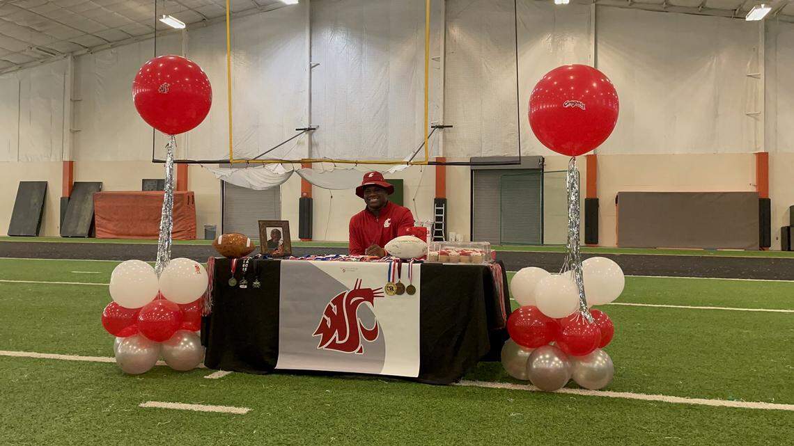 Aledo’s Ansel Din-Mbuh signed his national letter of intent with Washington State. He helped the Bearcats to the Class 5A state championship.