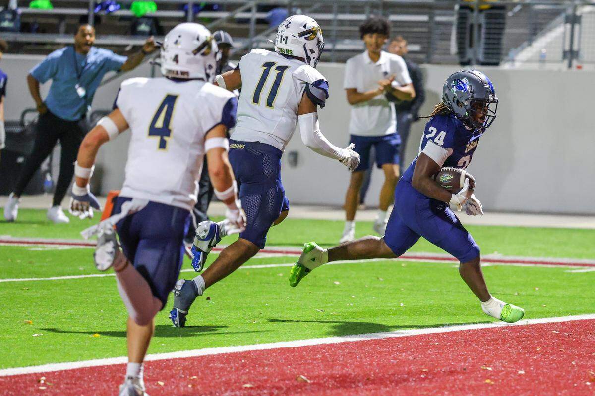 Eaton running back Dwight Brown runs around end for a touchdown at Northwest ISD Stadium in Justin, Texas, Friday, Nov. 7, 2025.