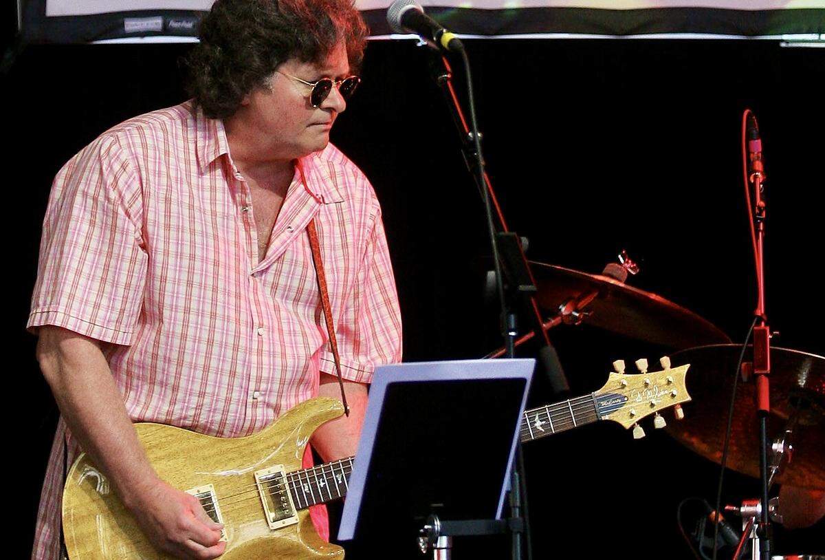 Dave Millsap performs in memory of friend and late guitarist Stephen Bruton in 2009 at McDavid Studio in Fort Worth.