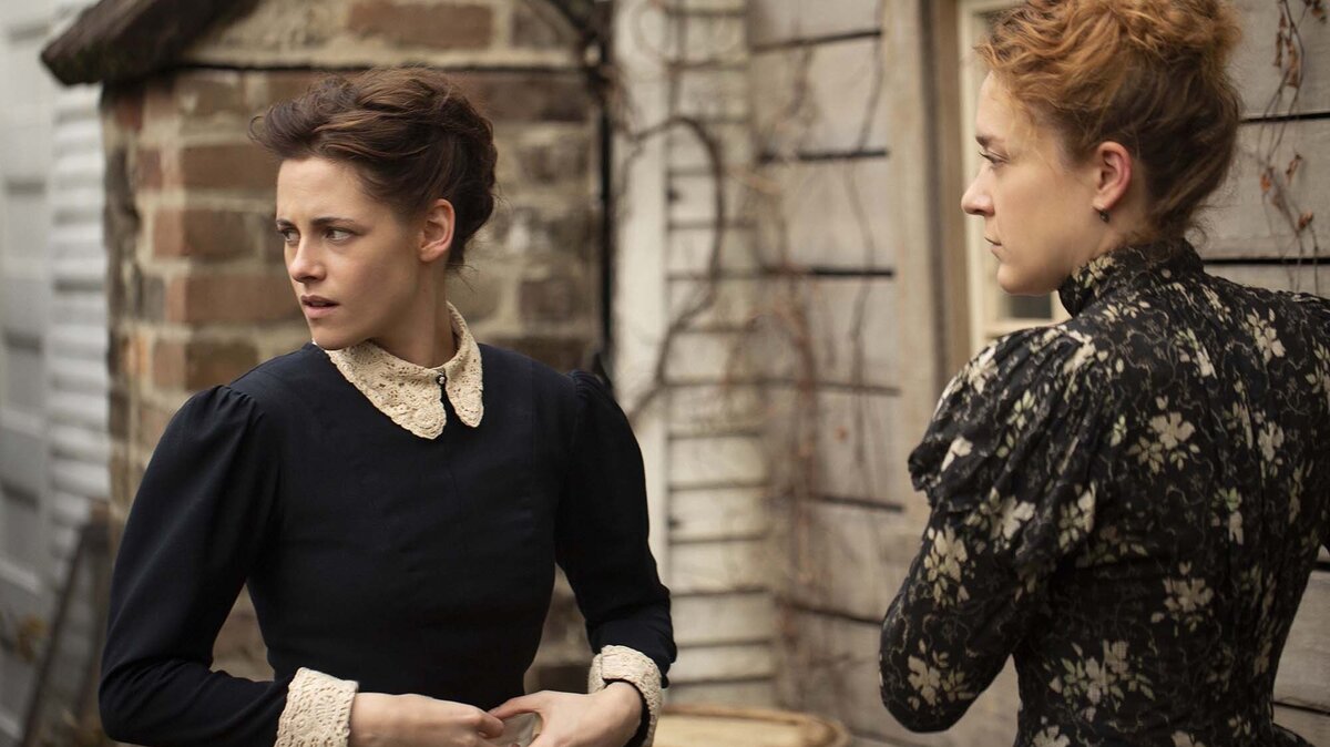 Kristen Stewart, Izq., y Chloë Sevigny en una escena de la película “Lizzie”.