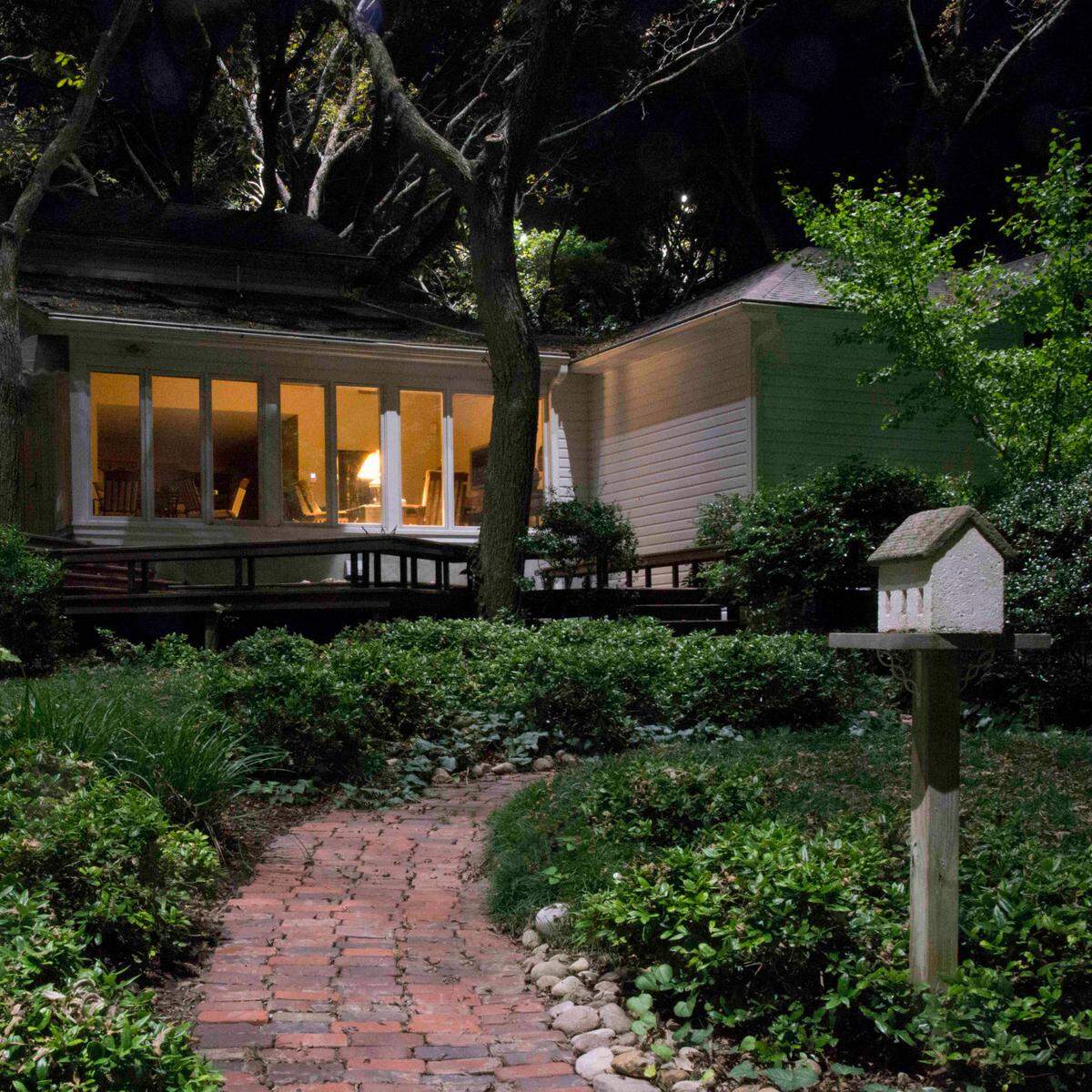 Informality was the goal as Neil Sperry planned his backyard.