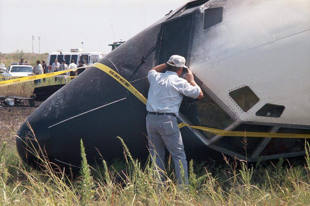 Aug. 31, 1988: A man peers into the cockpit of the Boeing 727 that crashed during takeoff from Dallas-Fort Worth International Airport. The captain and first officer of Delta Flight 1141 suffered serious injuries; the flight engineer had minor injuries.