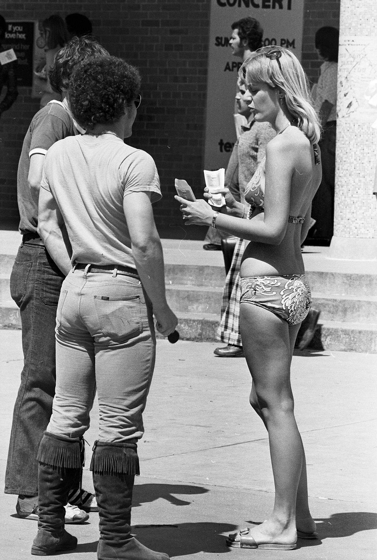 March 30, 1976: Janet Stalder, 21 of Borger was one of several members of Gamma Sigma Sigma service sorority at the University of Texas at Arlington, taking donations of 51 cents. Co-eds were collecting funds to purchase mice for cancer research, each of which cost 51 cents, during Cancer Week on campus.