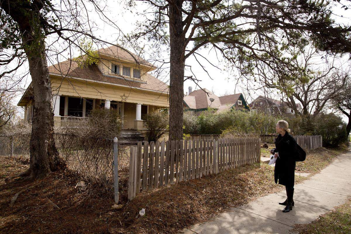 Jerre Tracy, executive director of Historic Fort Worth Inc., points out a handful of homes on Samuels Avenue that are in danger of being mowed down in the name of progress and in her opinion need to be preserved on Monday, February 26, 2018.