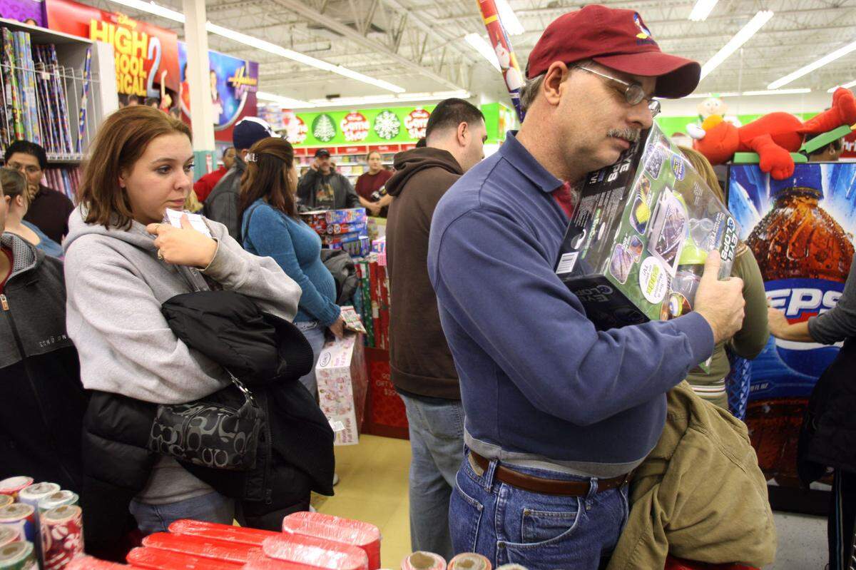 Nov. 23, 2007: Jennifer Thompson and Arthur K. Tardy of Arlington wait in line to check out at Toys R Us in Arlington on Black Friday. They waited in line since before 5 a.m.