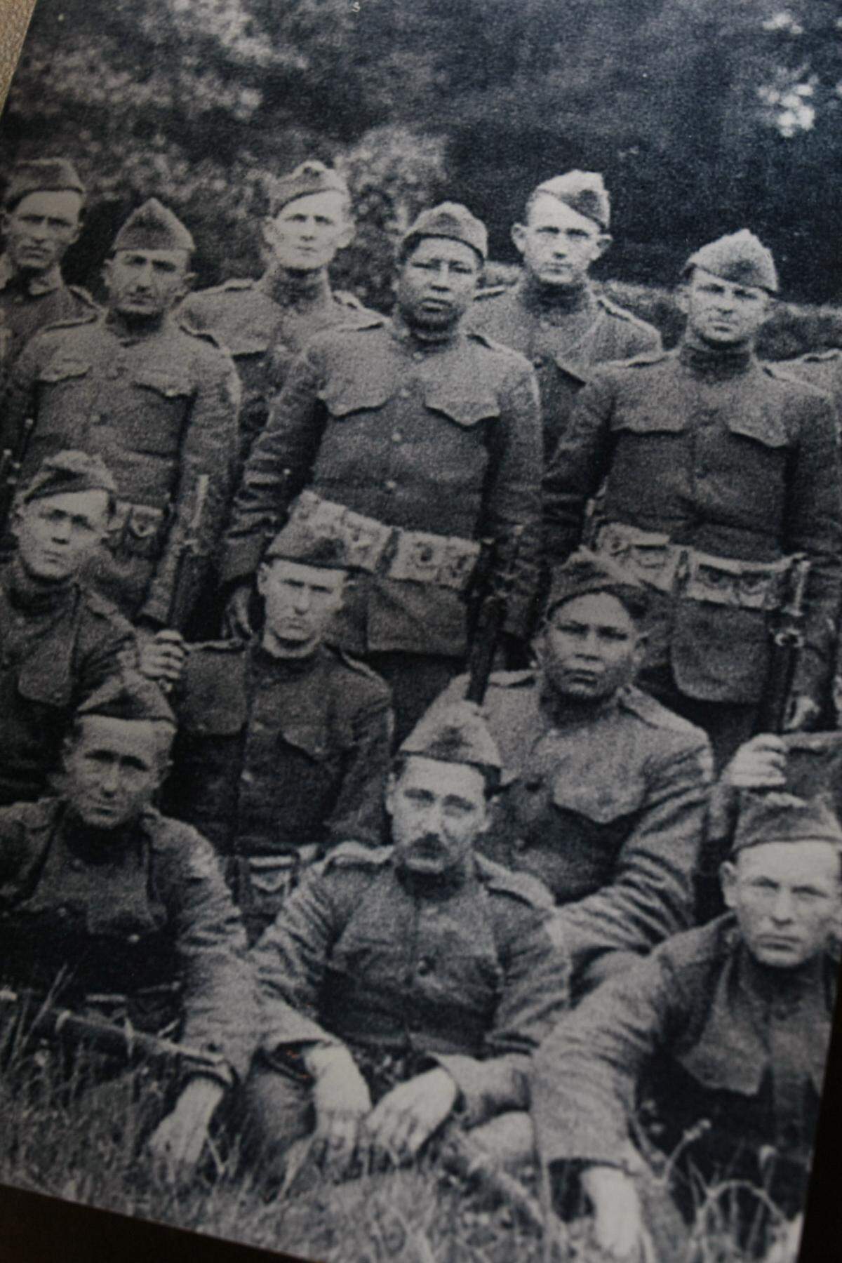 A photo of American World War I soldiers including several Choctaw code talkers.