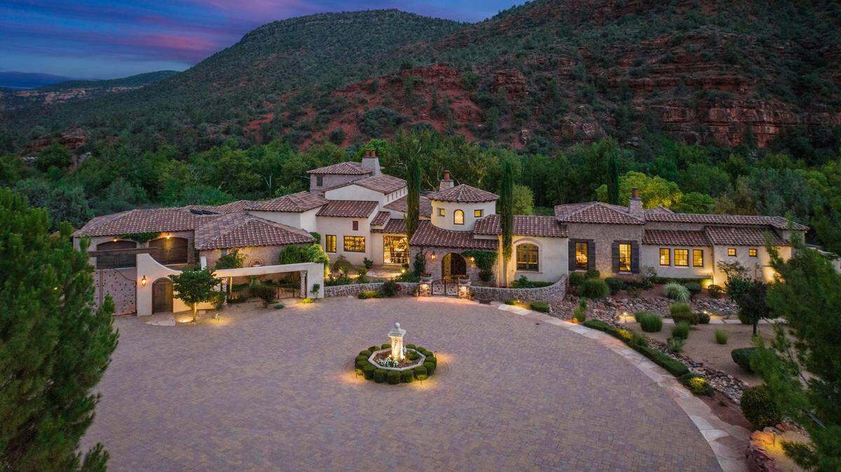 Exterior of the desert beauty