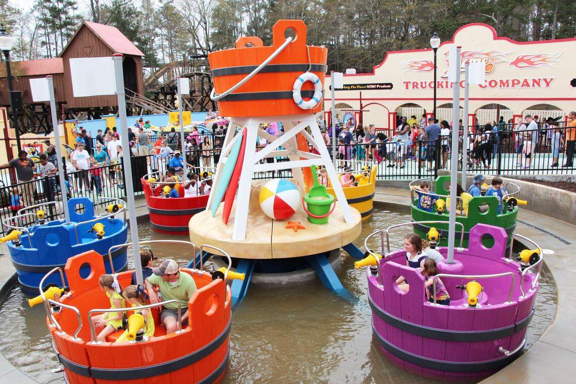 Daffy Duck Bucket Blasters houses families in a pool of water with water shooters to spray other passengers.