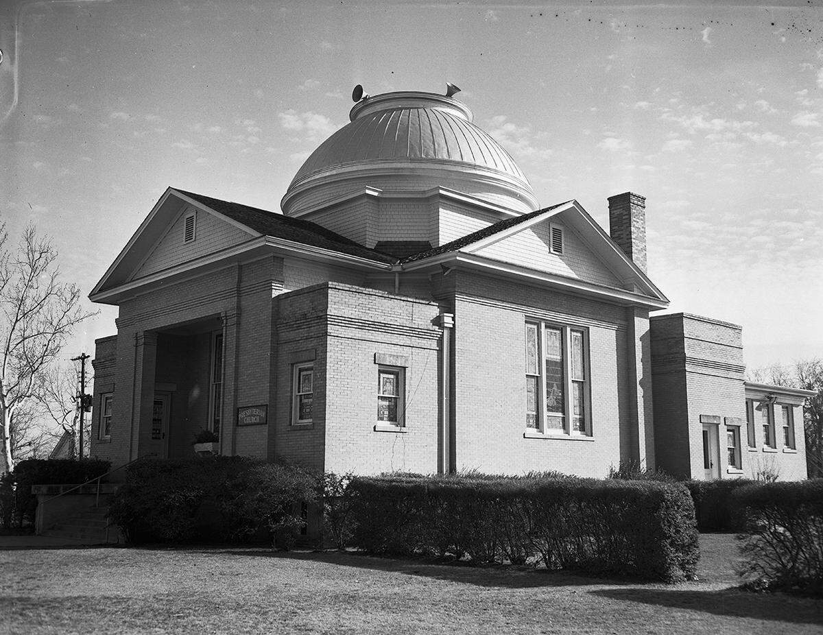 1952: The edifice of the First Presbyterian Church in Arlington, dedicated in 1920, was constructed at a cost of less than $35,000 under the pastorate of Reverend S. M. Bennett.