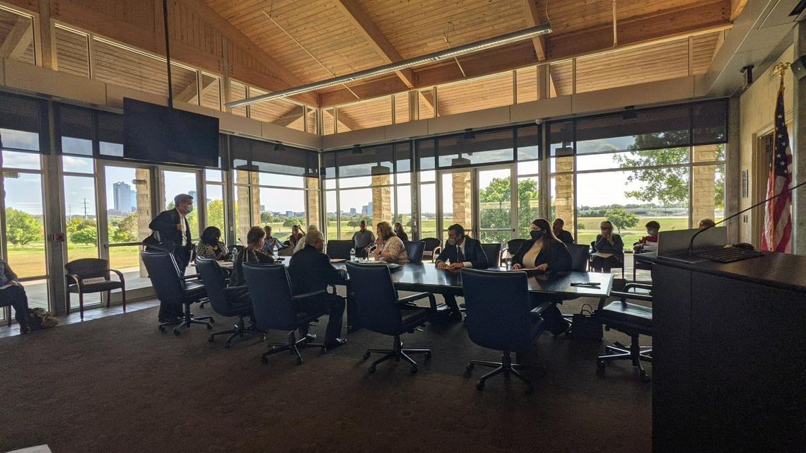 The Tarrant Regional Water District board Wednesday voted 4-1 to accept the terms of a settlement for former general manager Jim Oliver.