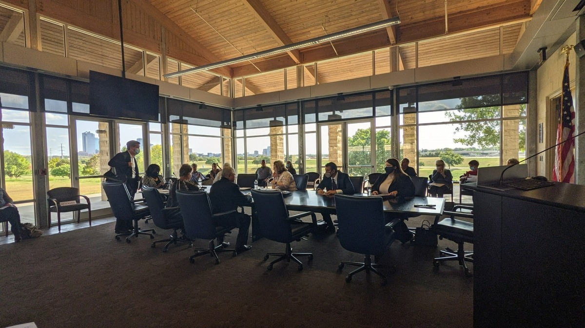 The Tarrant Regional Water District board Wednesday voted 4-1 to accept the terms of a settlement for former general manager Jim Oliver.
