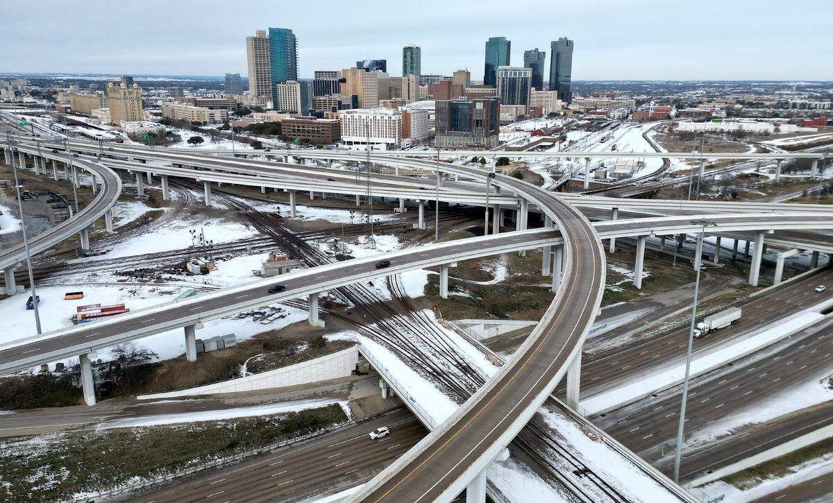 Traffic flows on highways near downtown Fort Worth on Tuesday, Jan. 27, 2026. TxDOT spokesperson Val Lopez said Tuesday morning that crews are still working around the clock to keep conditions as safe as possible on the roads.