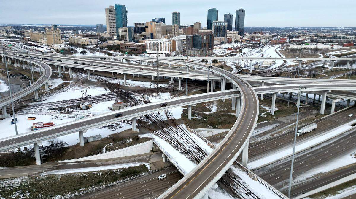 Traffic flows on highways near downtown Fort Worth on Tuesday, Jan. 27, 2026. TxDOT spokesperson Val Lopez said Tuesday morning that crews are still working around the clock to keep conditions as safe as possible on the roads.