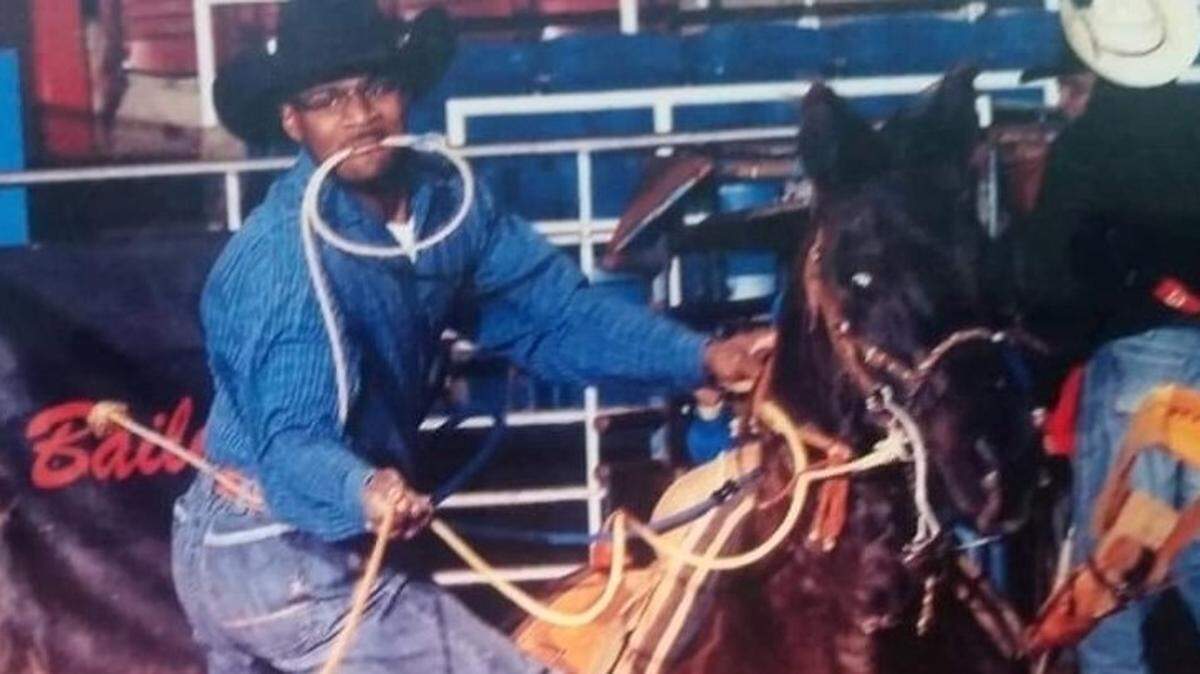 Stephen Robinson became “hooked” on roping calves when he was a teenager and has competed in rodeos for years, mostly on weekends when he’s not on duty as a Fort Worth police officer.