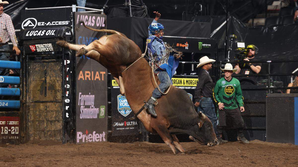 Kaiden Loud attempts to ride D&H Cattle Company’s Playmate during the third day of the Anaheim PBR Teams event in 2024.