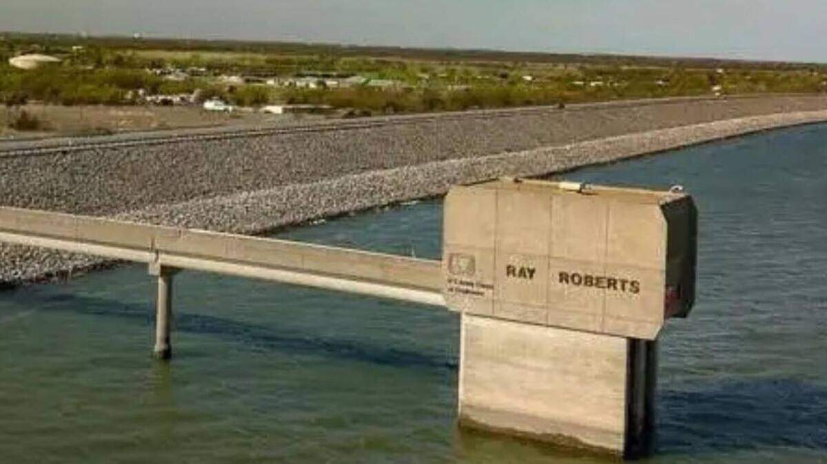 A Texas game warden rescued 10 UNT students whose paddle boards and canoes were blown off course by dangerous wind conditions on Lake Ray Roberts over the weekend, according to the Texas Parks and Wildlife Department.