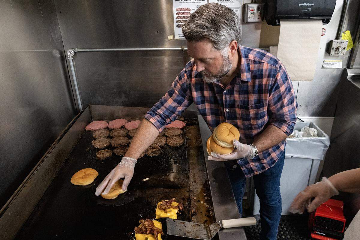 Jonathan Gentry, a co-owner and a third-generation member of the family that runs Kincaid's Hamburgers, makes burgers in the Kincaid's kitchen at Fort Worth on Friday, Oct. 17, 2025. 