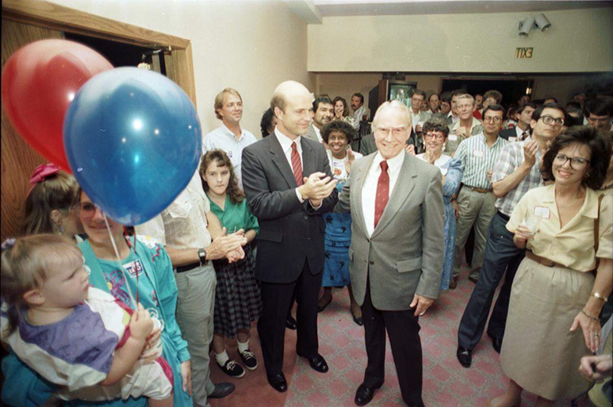 Aug. 13, 1989: Congressman Jim Wright congratulates Pete Geren’s success in the 12th District special election.