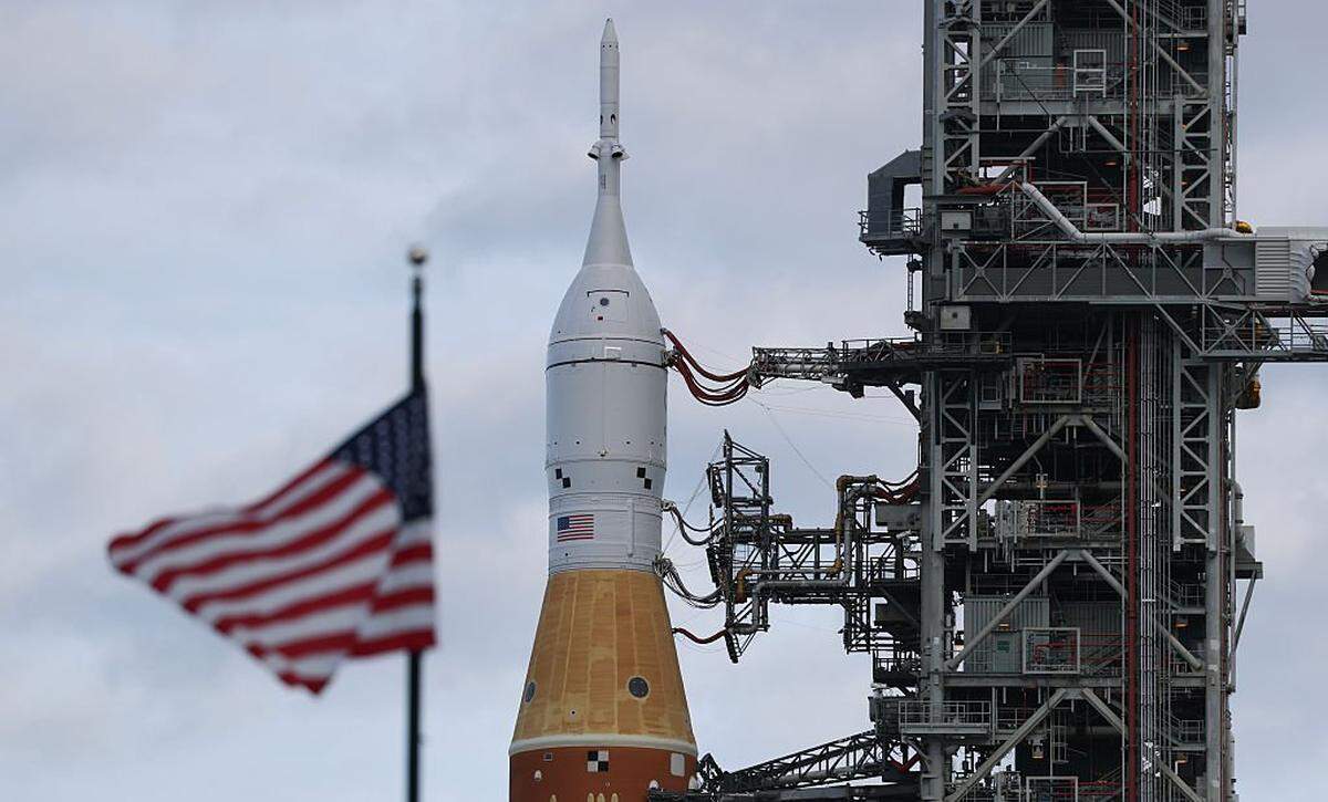 CAPE CANAVERAL, FLORIDA - JANUARY 17: NASA's Artemis II is rolled from the Vehicle Assembly Building at NASA's Kennedy Space Center on January 17, 2026 in Cape Canaveral, Florida. NASA's integrated SLS (Space Launch System) rocket and Orion spacecraft for the Artemis II mission are being rolled to Launch Pad 39B ahead of the 10-day mission in February 2026, which will take the crew around the Moon and back to Earth. (Photo by Joe Raedle/Getty Images)