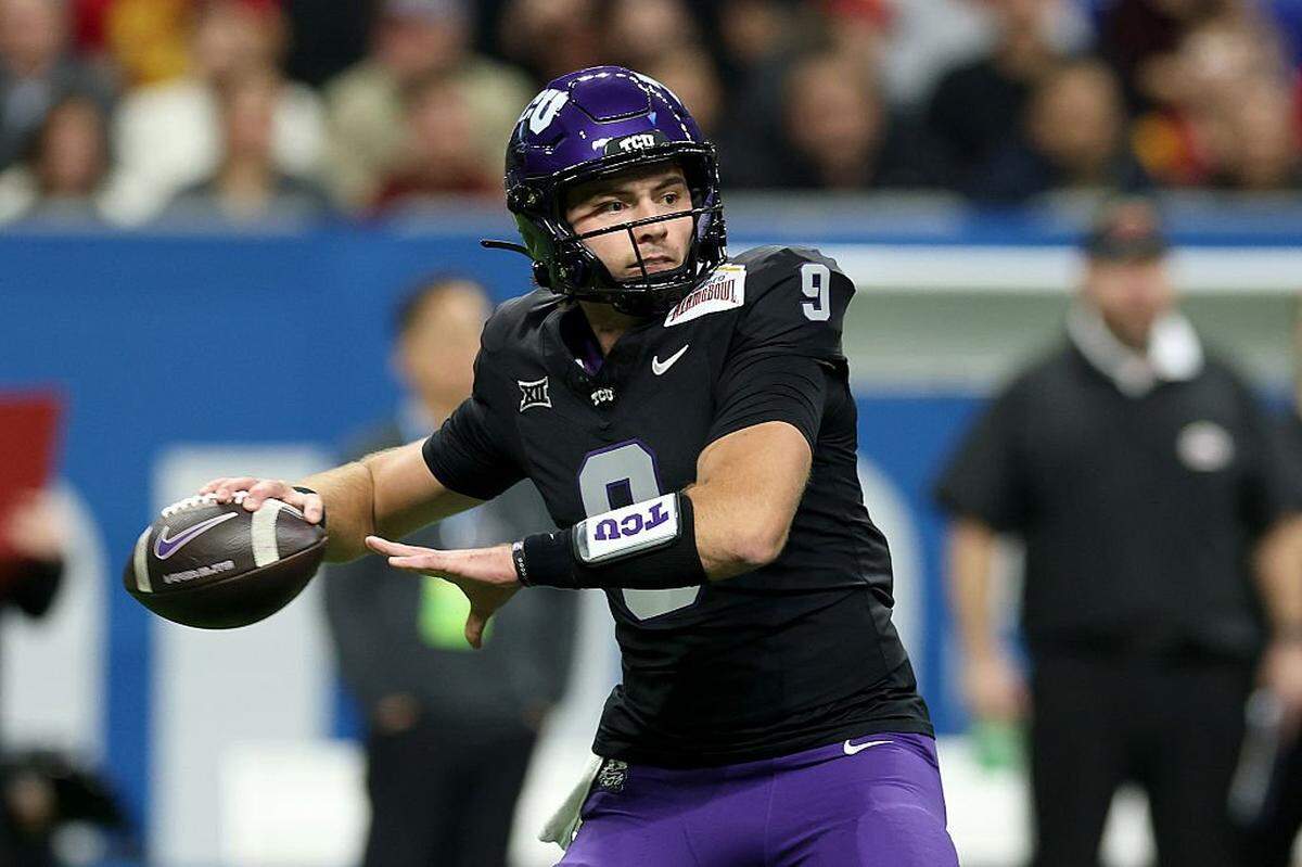 SAN ANTONIO, TEXAS - DECEMBER 30: Ken Seals #9 of the TCU Horned Frogs makes a pass during the first quarter of the game against the USC Trojans at Alamodome on December 30, 2025 in San Antonio, Texas. (Photo by Kenneth Richmond/Getty Images)