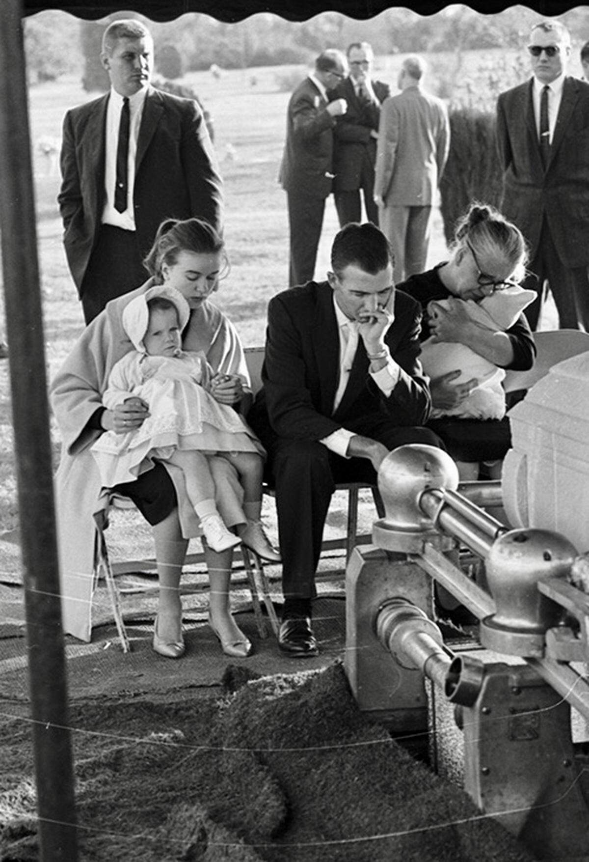 Lee Harvey Oswald funeral, Fort Worth’s Rose Hill Cemetery; Oswald’s family at gravesite: wife, Marina with young daughter, brother R.L. Oswald of Denton, and mother Marguerite Oswald with baby, 11/25/1963