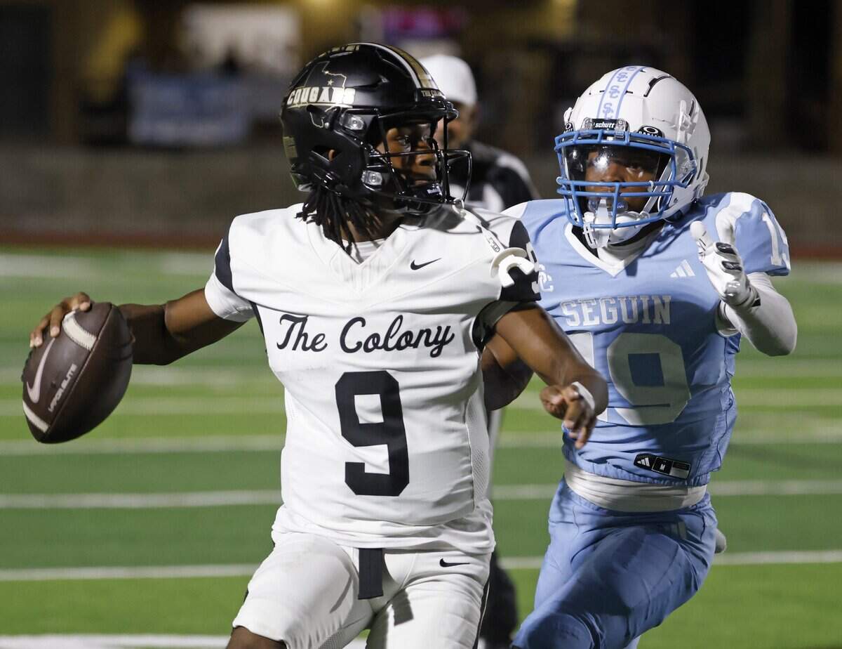 Arlington Seguin linebacker Preston Randall (19) chases The Colony quarterback Jaylen Gaines (9) to force an incomplete pass during the first half of a UIL football game between The Colony and Arlington Seguin at Glaspie Field in Arlington, Texas, Thursday, Sept. 25, 2025.