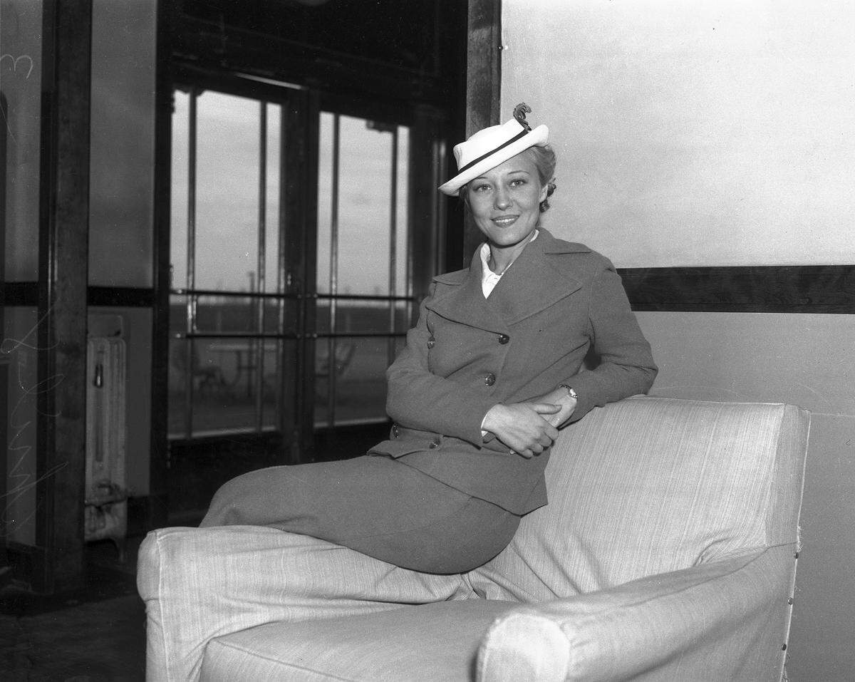 Sally Rand, posing on couch, 04/08/1936