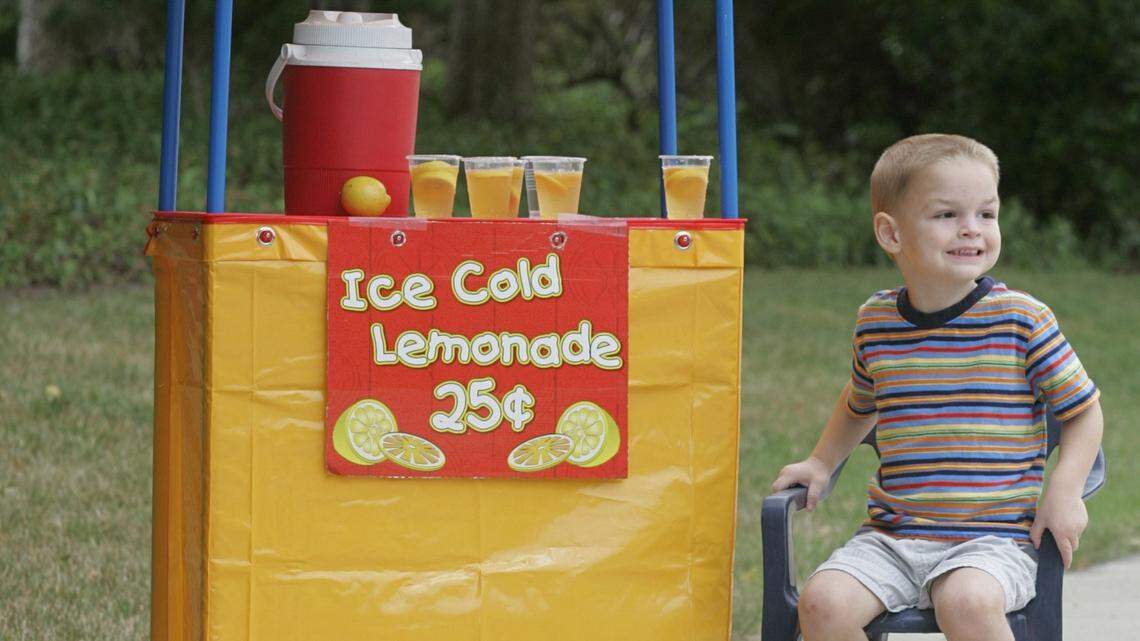 Caleb Leonard, 3, at a lemonade stand for Gaile Robinson things of summer story. June 13, 2005 DIGITAL PHOTO STAR-TELEGRAM/RODGER MALLISON