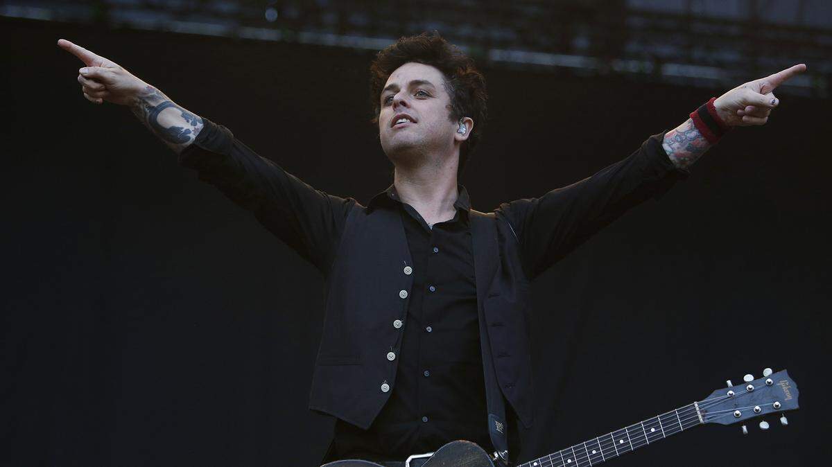 Singer Billie Joe Armstrong of Green Day performs on Nov. 12, 2017 in Santiago, Chile. Green Day announced a 2020 stadium tour with Weezer and Fall Out Boy. (Elvis Gonzalez/EFE/Zuma Press/TNS)