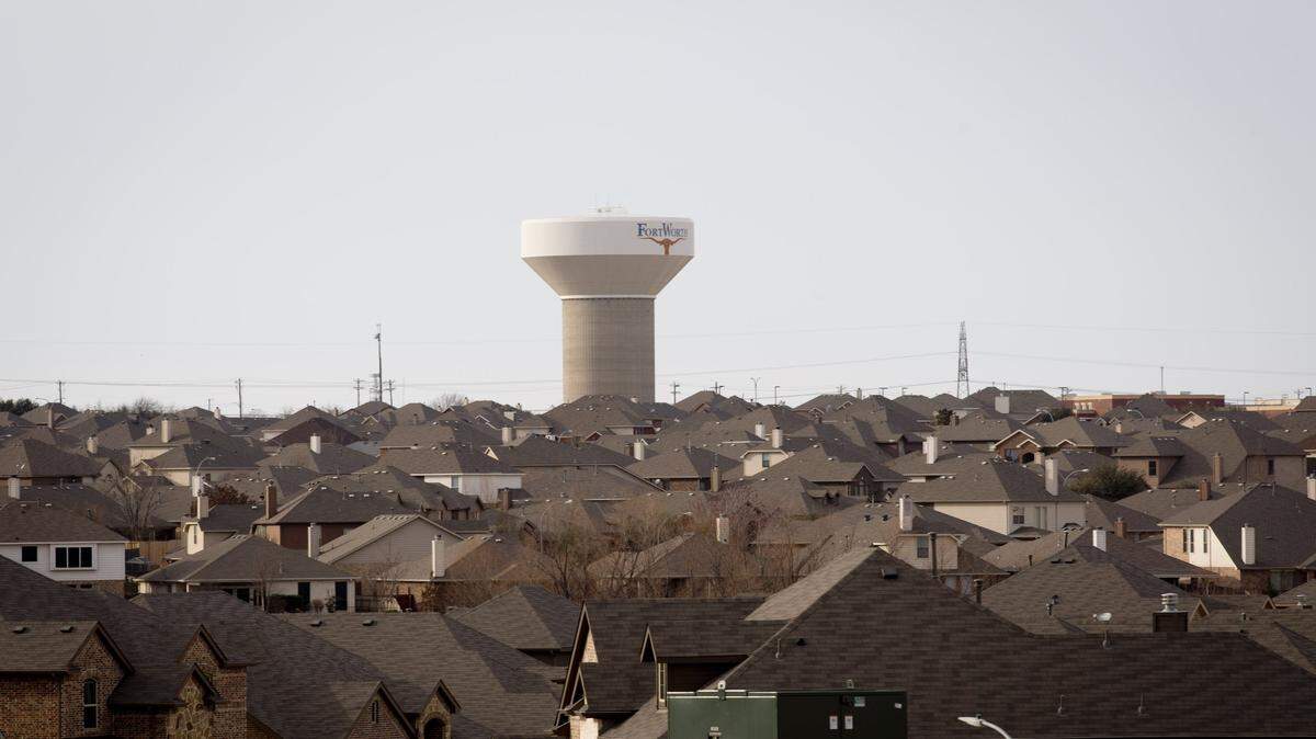 Tarrant County ranked fifth in the nation with a population gain of 32,729, bringing the county's estimated population to 2,054,475. More than 800,000 of those live in Fort Worth.