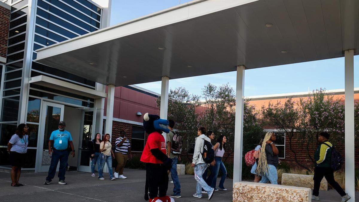 Students arrive to campus on the first day of school Monday, Aug. 15, 2022, at TCC South/FWISD Collegiate High School in Fort Worth.