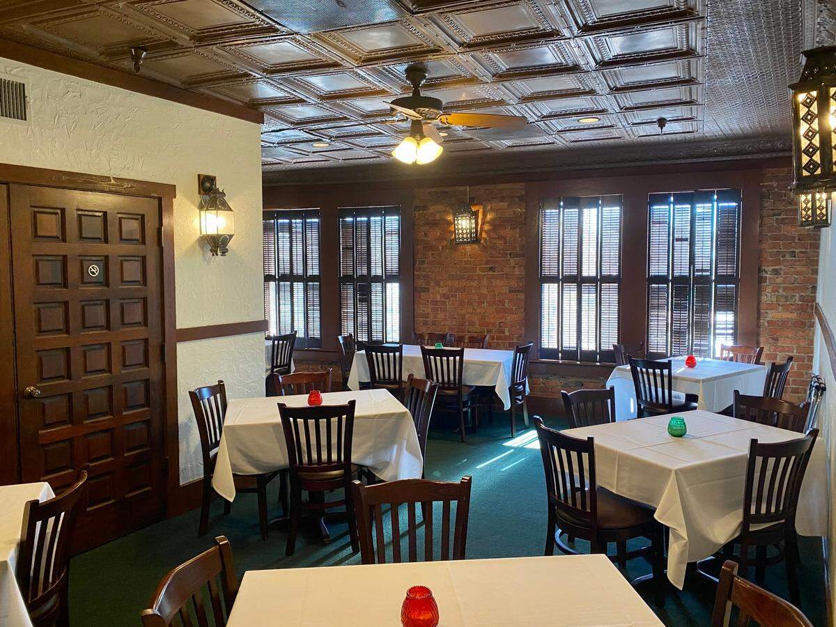 A dining room at the Original del Norte.